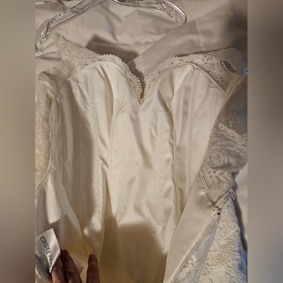 Allure Bridals Lace Wedding dress with sleeve, mermaid style 9322 - Picture 12 of 16